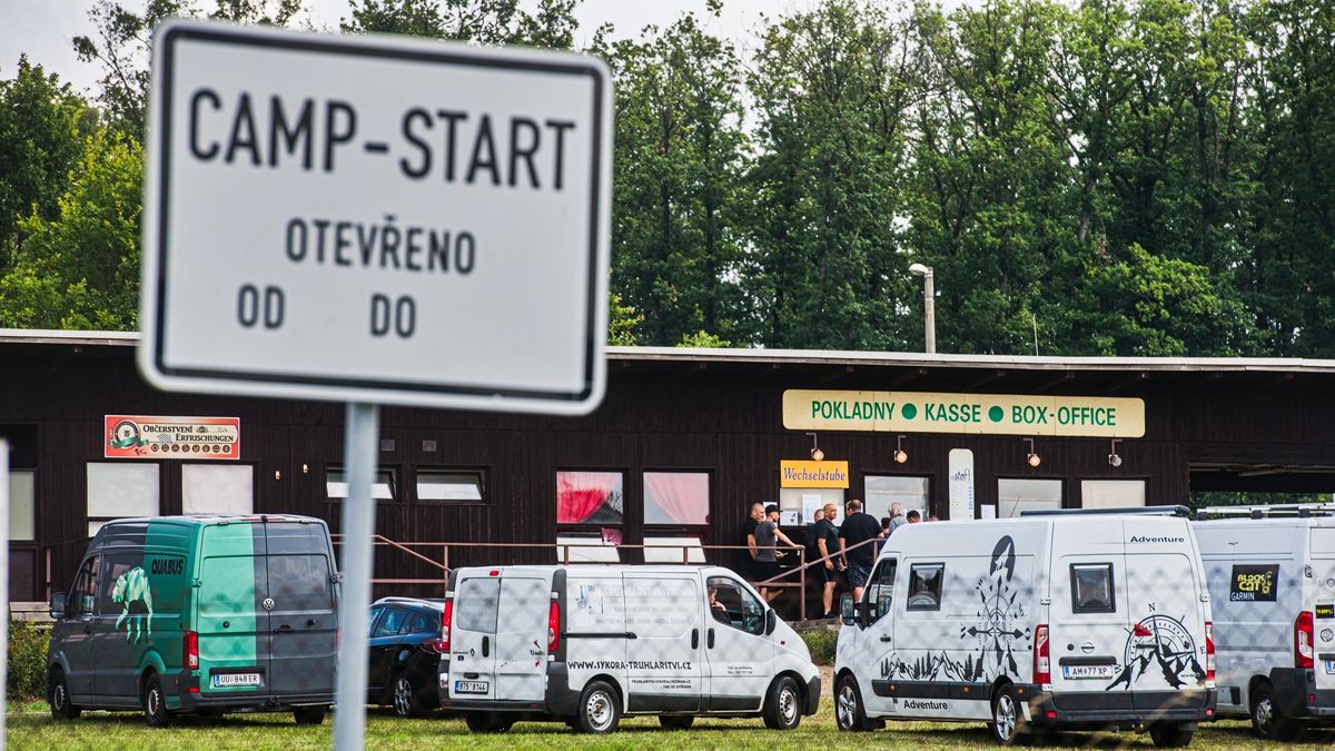 Fanoušci míří na brněnský okruh. Kvůli dešti se zatím parkuje na zpevněných plochách