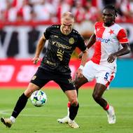 Zleva Mick van Buren z Hradce Králové a Igoh Ogbu ze Slavie.