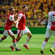 Fotbalisté Slavie slaví gól v síti Drážďan. 