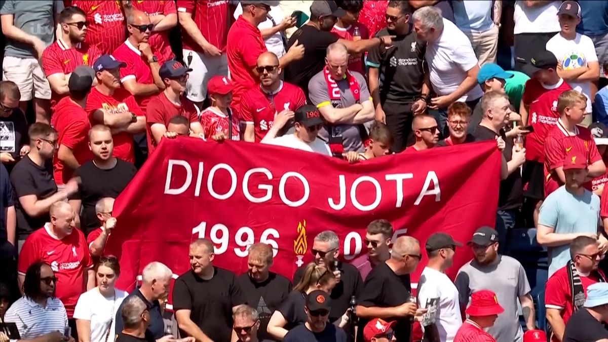 FC Liverpool uctí tragicky zesnulého Jotu sochou na stadionu Anfield