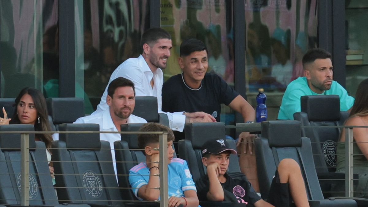 Messi trčel na tribuně. Zaujal barbínovským doplňkem za miliony