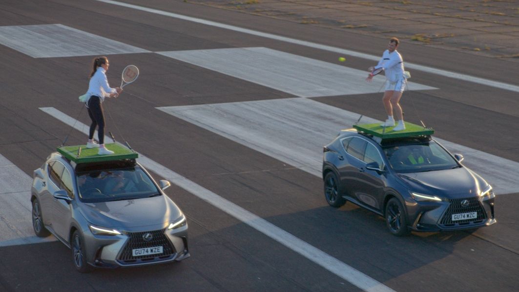 Zápis Britů do Guinnesovy knihy rekordů. Hráli tenis na střeše aut