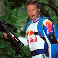 Kousek z roku 1999. Felix Baumgartner zůstal přes noc v areálu sochy Ježíše Krista v Riu, ráno se pak pomocí kuše vyšplhal na její ruku… 