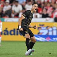 Jakub Hodek (vpravo) z Hradce Králové se raduje z vyrovnání proti Slavii