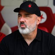 Trenér Slavie Praha Jindřich Trpišovský sleduje počínání svých svěřenců v generálce proti Drážďanům.