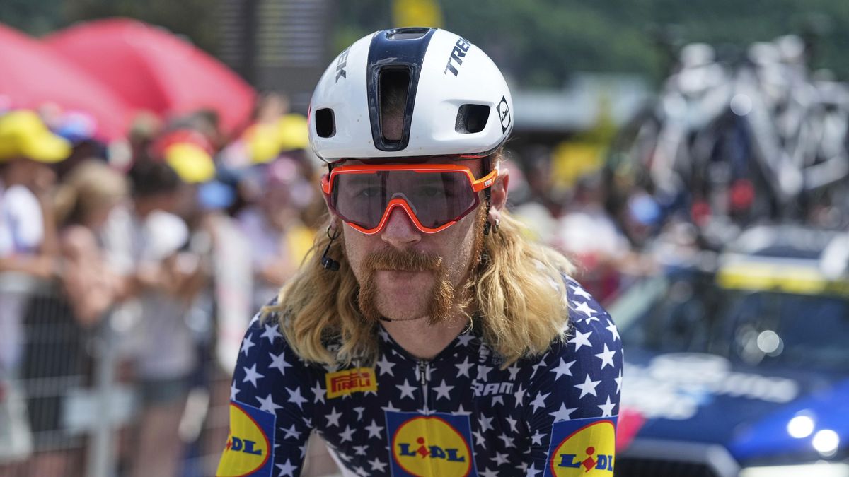 Romantika v cíli Tour. Americký cyklista žádal v centru Paříže o ruku
