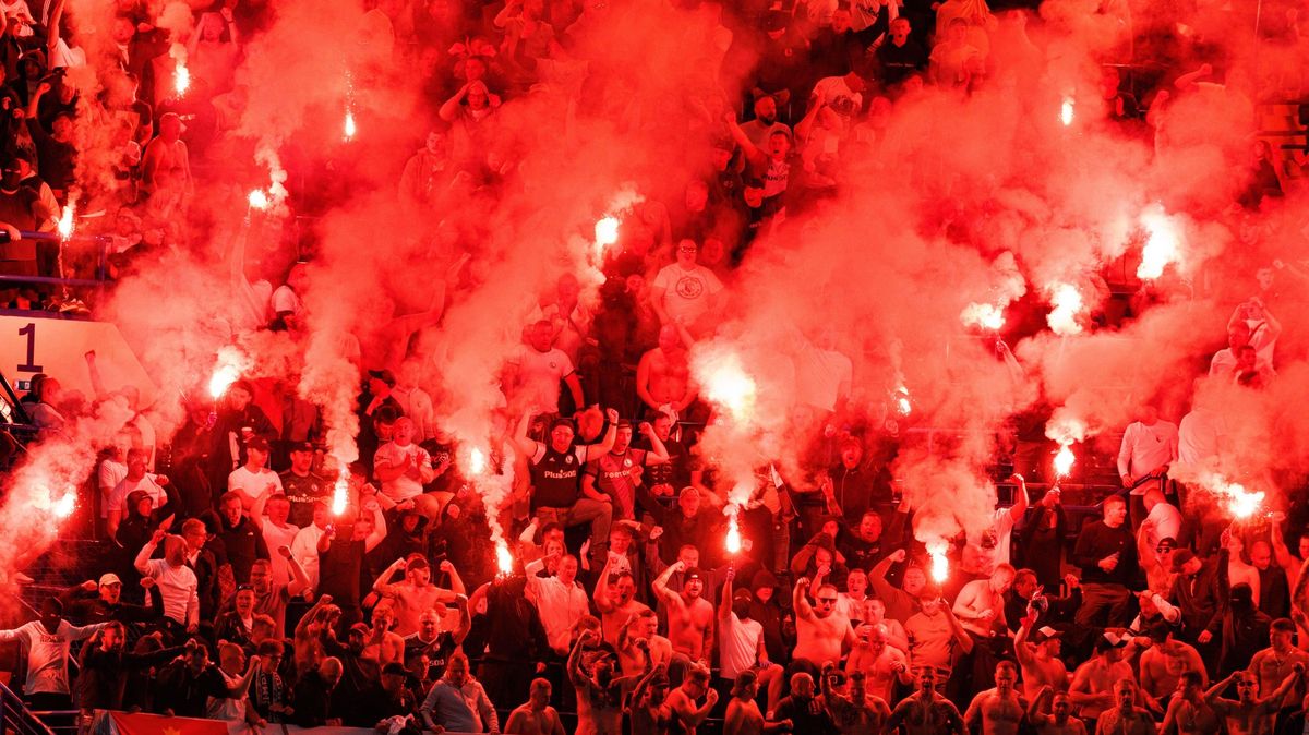 Divočina v Polsku. Baníkovci vyprodali sektor, Legii poženou obávaní ultras, kteří zapálili policistu