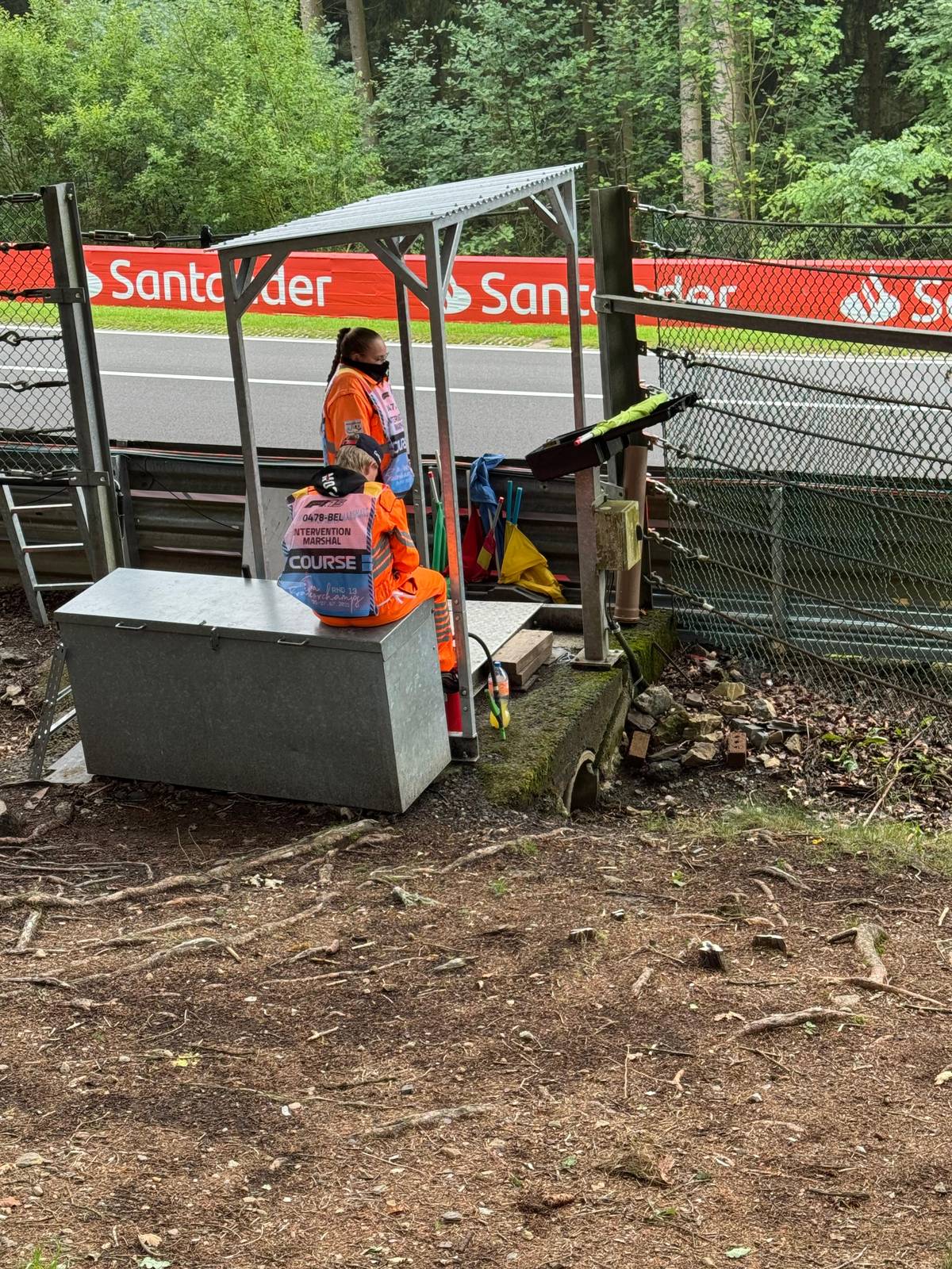 Traťoví komisaři jsou okolo celého okruhu. 