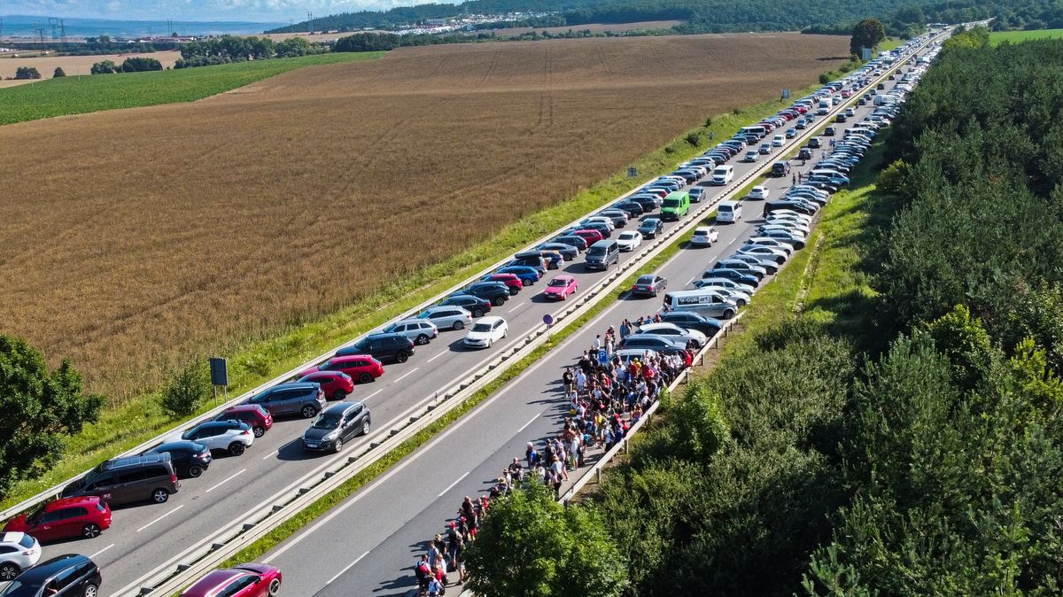 Návštěvníci MotoGP už mohou odstavit auta také na hlavním parkovišti na poli