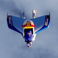 Konec července 2003. Felix Baumgartner jako lidský kluzák přeletěl Lamanšský průliv.