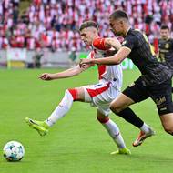 David Douděra ze Slavie si snaží pokrýt míč před Danielem Horákem z Hradce.