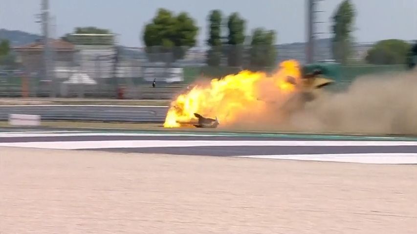 Hrozivá nehoda. Závodní auto se proměnilo v ohnivou kouli