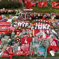 Pietní místo po úmrtí Dioga Joty před stadionem Liverpoolu. 