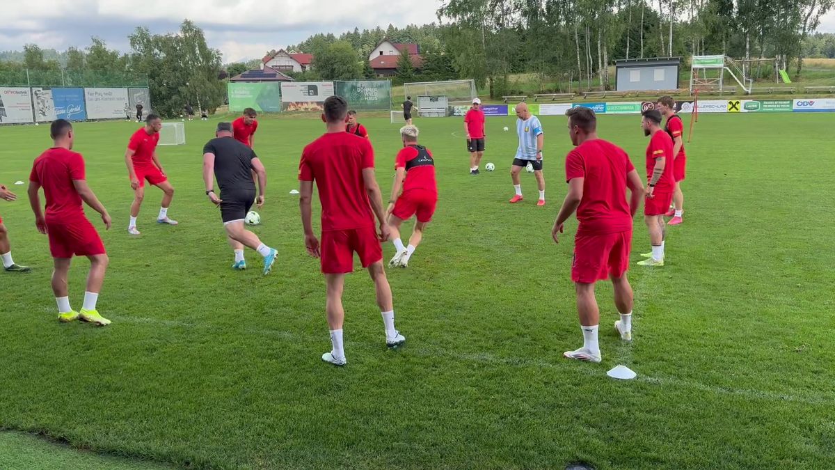 Běžte pryč, dřeváci! Slavia ladí na zlatou obhajobu, Diouf po telefonu řeší přestup