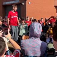 Fanoušci Liverpoolu zpívají před stadionem na počet Dioga Joty