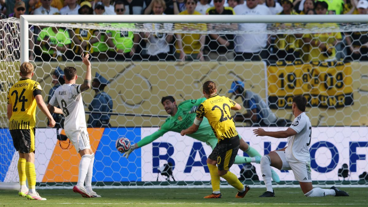 Courtois fantastickým zákrokem zachránil Real. Myslel jsem, že je to gól, vydechl soupeř