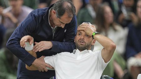 Centrkurt ve Wimbledonu oněměl. Veterán školil favorita, po děsivém momentu ale skončil v slzách