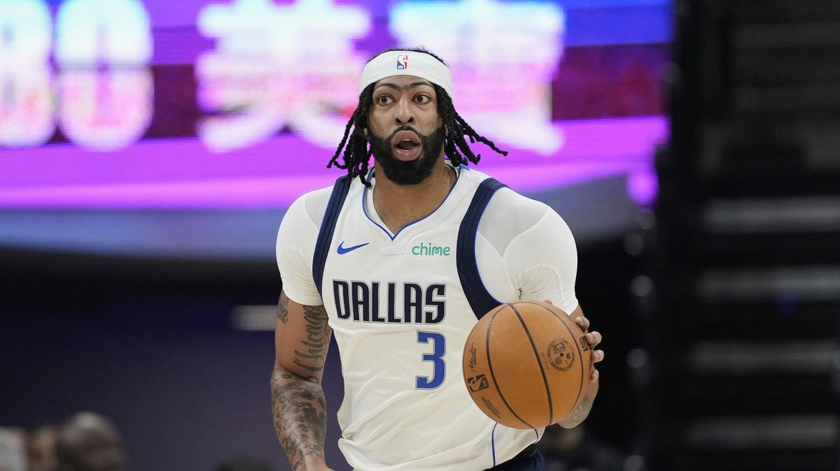 Basketbalista Davis musel na operaci kvůli odchlípnuté sítnici