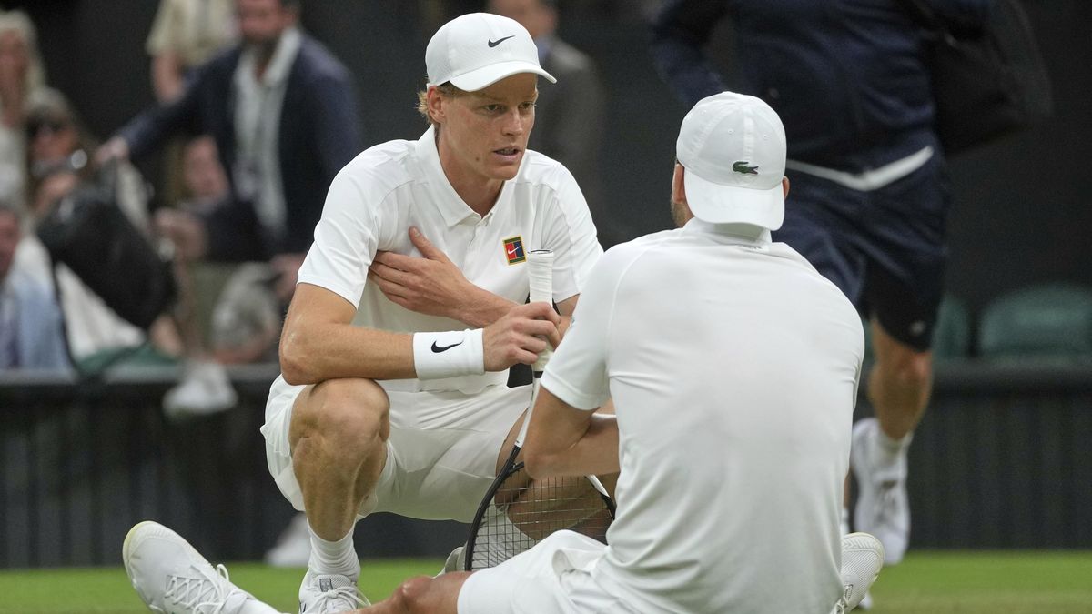Sinner léčí loket a zrušil trénink, na čtvrtfinále Wimbledonu ale bude připraven