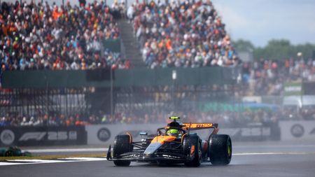 Britské počasí nejlépe zvládl Norris. Hülkenberg si dojel pro první podium v kariéře