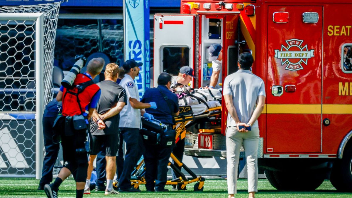 Děsivý okamžik v Seattlu: brankáře odvezla sanitka, zápas MLS byl předčasně ukončen