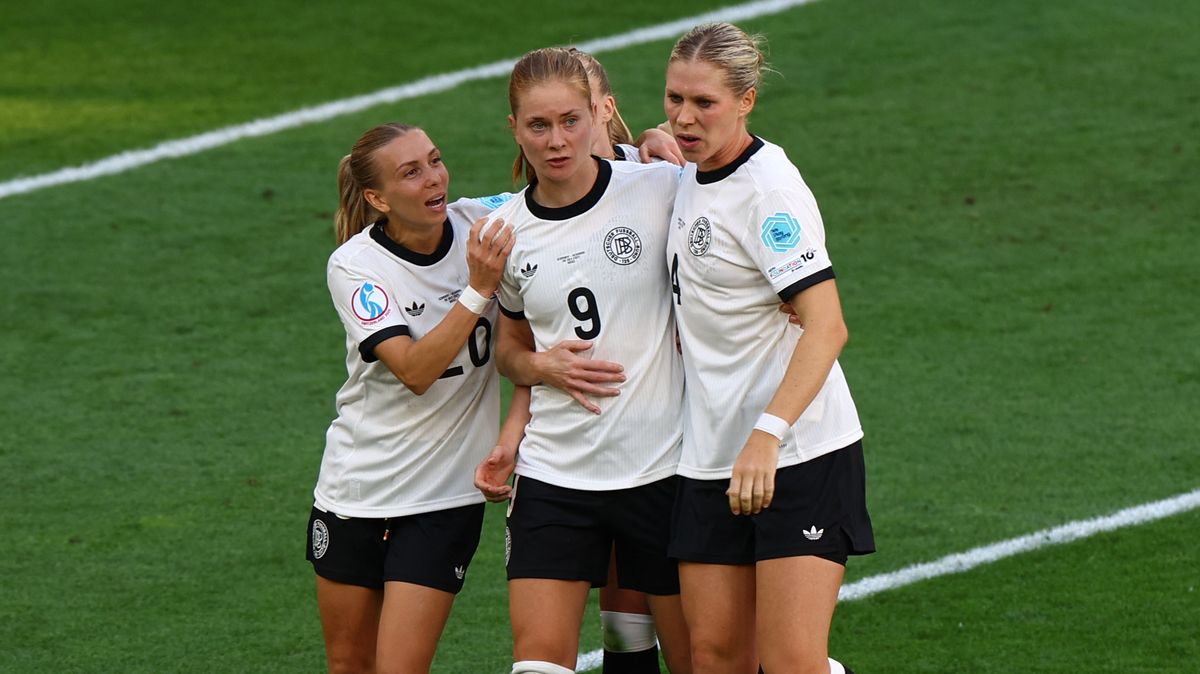 Německé fotbalistky po obratu slaví výhru nad Dánskem na ME