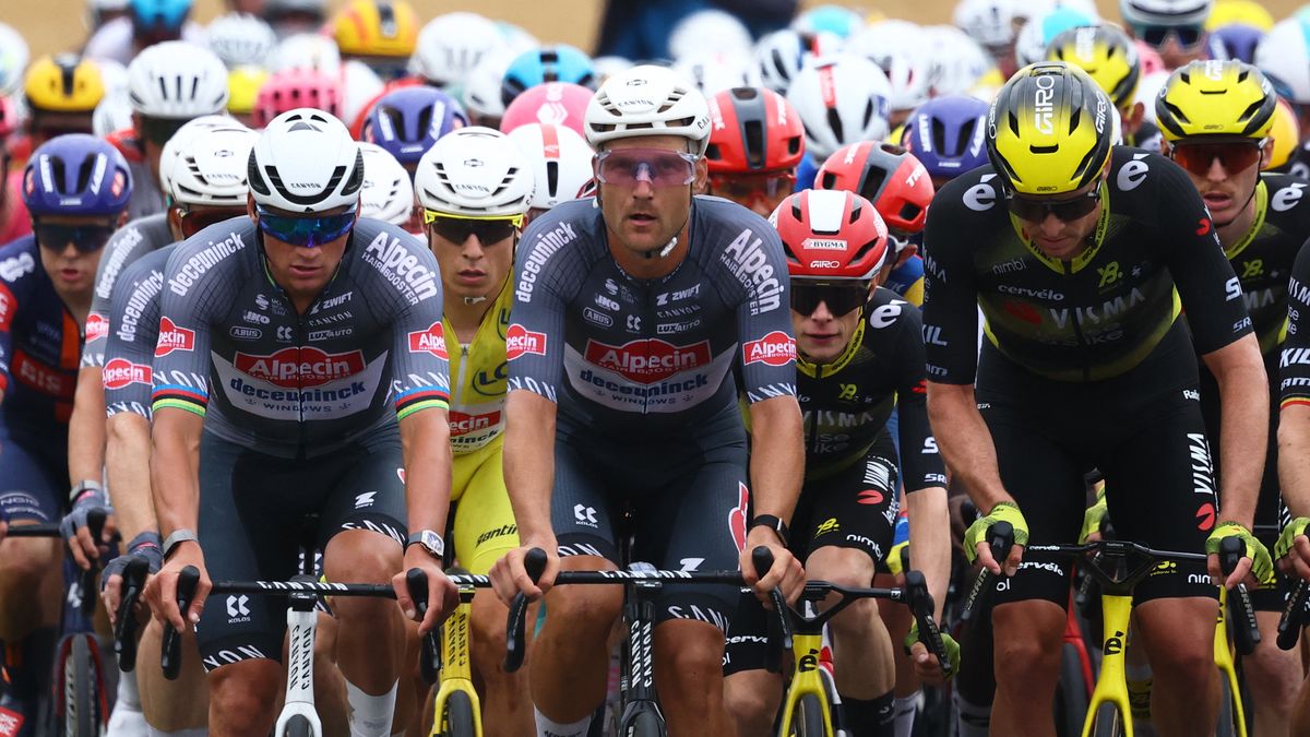 Parádní souboj cyklistických es! Van der Poel přesprintoval Pogačara a přebírá žlutý trikot