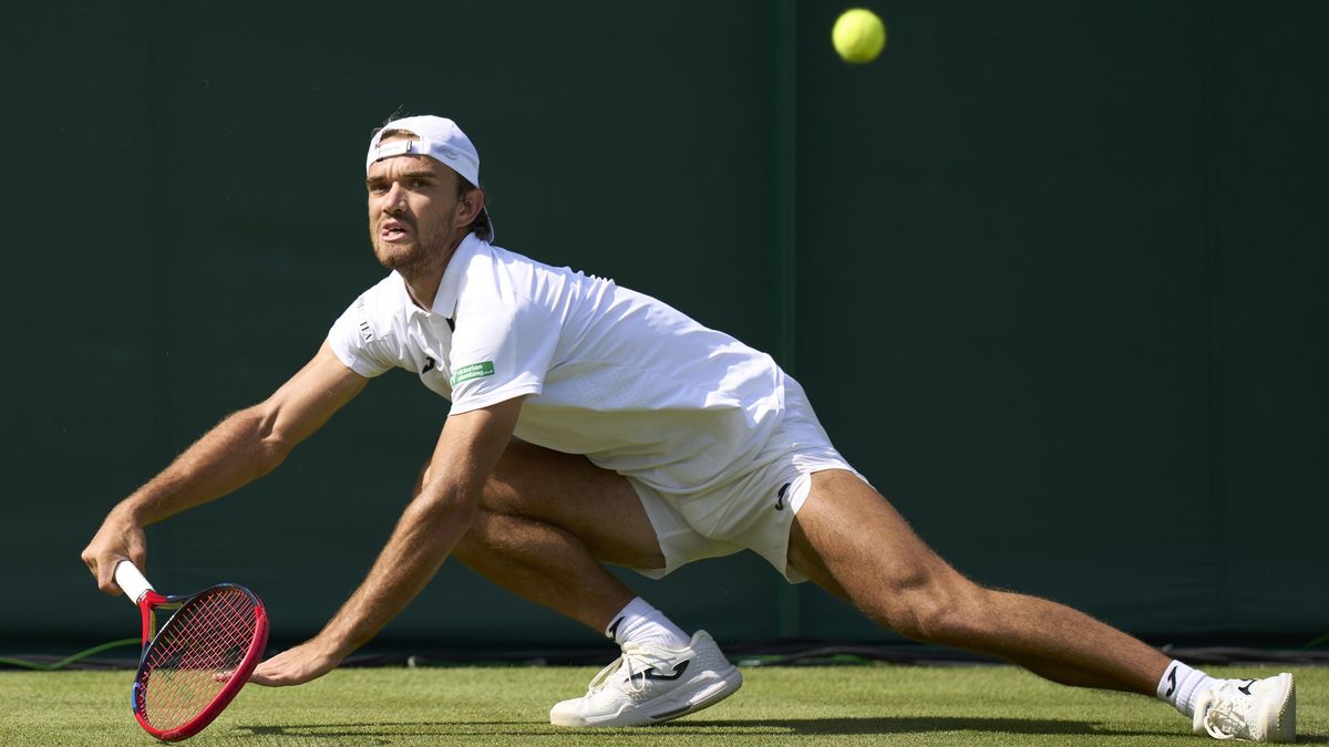 Tohle je Wimbledon? Lidi tady nemají mozek, zuřil Macháč. Ocenil však soupeře z druhé stovky