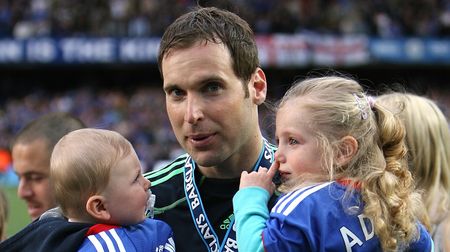 Velká událost pro tátu Čecha. Jeho syn podepsal smlouvu s klubem z Premier League