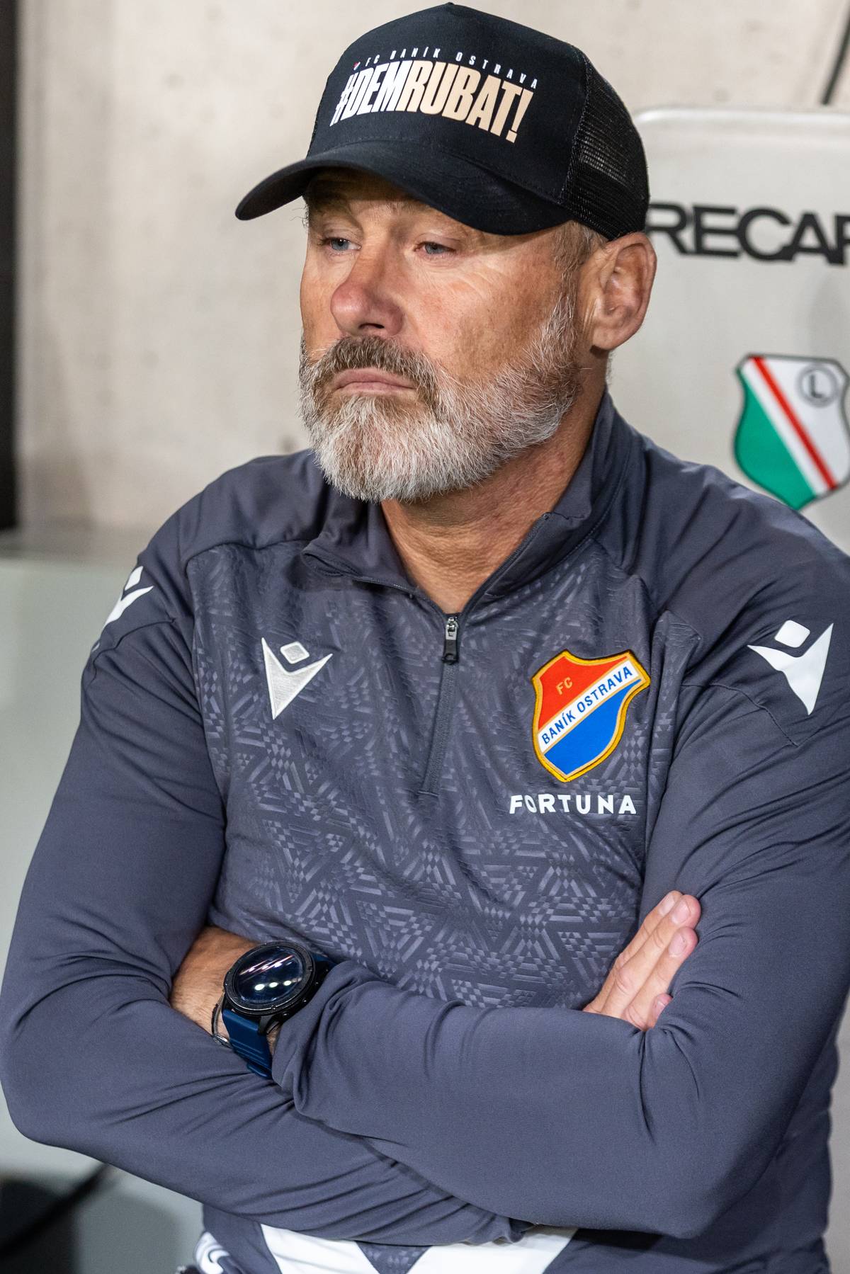 Pavel Hapal na lavičce Baníku. 