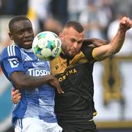 Tvrdý souboj o míč předvádí Abdoulaye Sylla ze Sigmy Olomouc s Erikem Prekopem z Baníku Ostrava. 