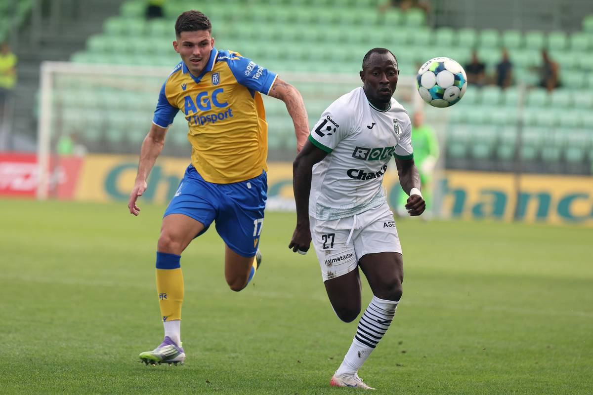 Zleva Denis Halinský z Teplic a Ebrima Singhateh z Karviné.