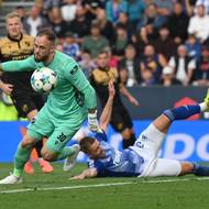 Brankář Baníku Dominik Holec dobíhá míč. 