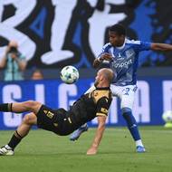 Ostravský David Lischka bojuje v krkolomné pozici o míč se Simionem Michezem ze Sigmy Olomouc. 