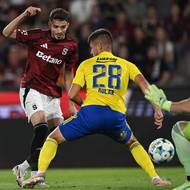 Sparťanský útočník Albion Rrahmani se snaží prosadit přes zlínský blok. 