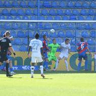 Šimon Gabriel (vpravo) z Liberce dává gól hlavou. 