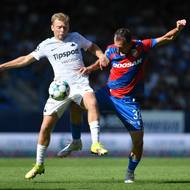 Liberecký Michal Hlavatý (vlevo) v souboji s Matějem Valentou z Plzně.