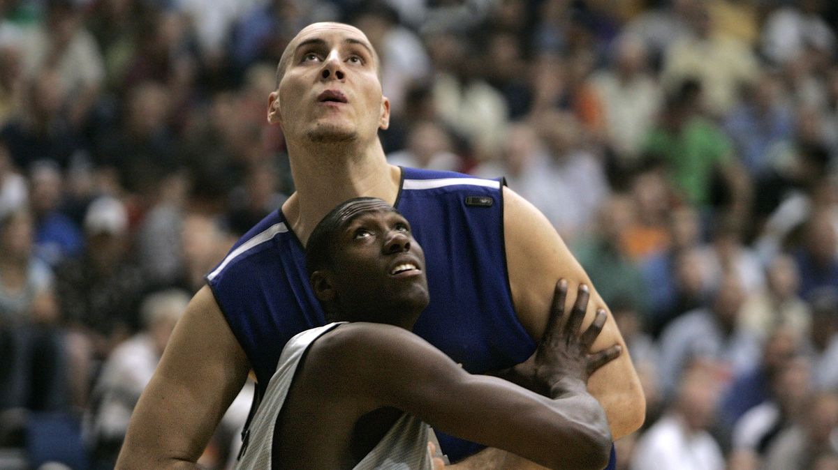 Nejvyšší fotbalista historie. Bývalý pivot NBA předčil o čtyřiadvacet centimetrů Kollera