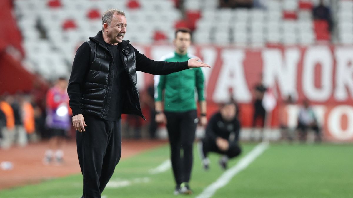 Fotbalista Jurásek bude v Besiktasi trénovat pod novým koučem Yalcinem