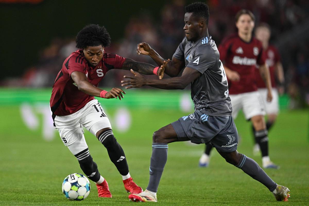 Angelo Preciado proniká obranou Rigy.