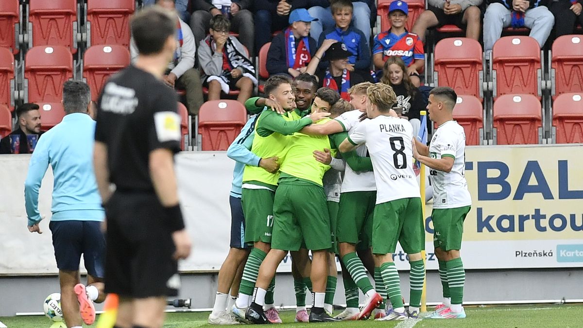 FOTBAL ONLINE: Plzeň v nastavení proměnila a znovu vede. Večer Slavia hostí oblíbeného soupeře