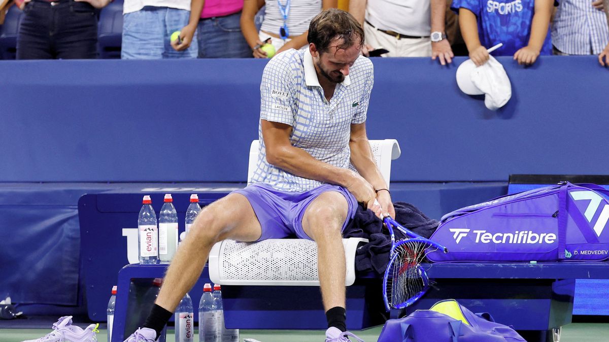 Dej si pauzu, vyzývají tenisové legendy Medveděva