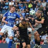 Olomoucký útočník Daniel Vašulín (vlevo) čelí dvojnásobné přesile ostravských hráčů. 