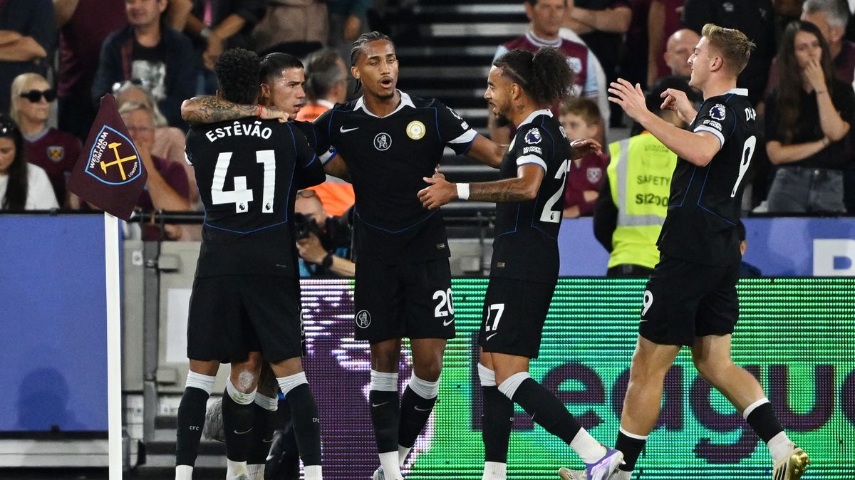 Diouf má první asistenci. West Ham ale od mistrů světa vyfasoval bůra