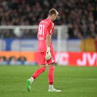 Vyloučený gólman Olomouce Jan Koutný opouští hřiště 