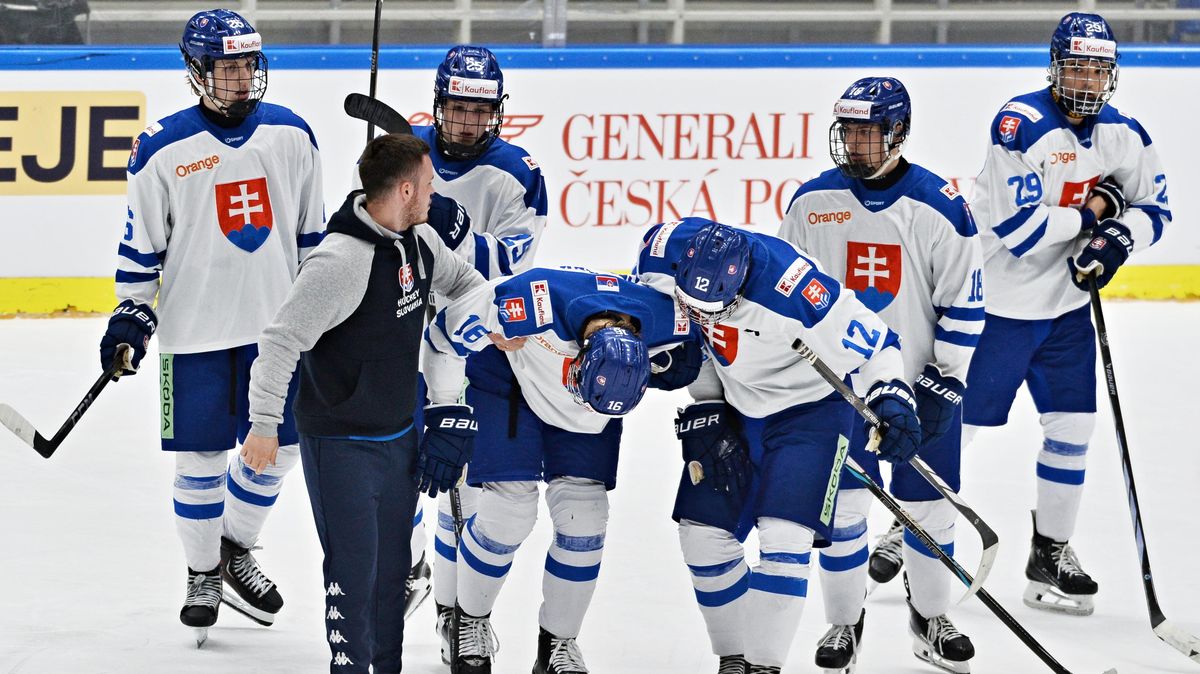 Kuriózní moment na Hlinka Gretzky Cupu. Slovák proti Česku vystřelil na svou branku