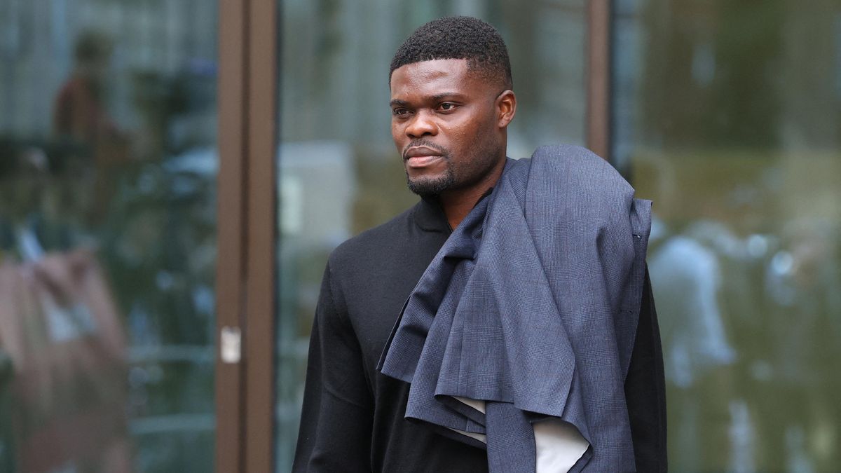 Fotbalista Partey obviněný ze znásilnění zůstane na kauci na svobodě