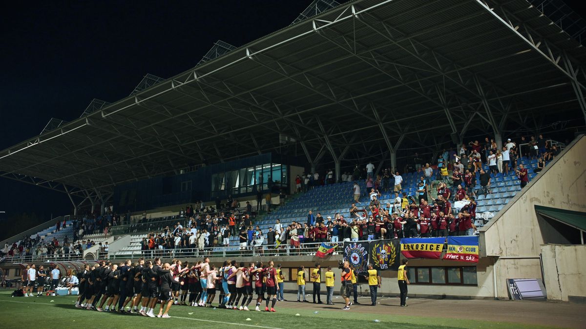 Bizáry v Jerevanu. Domácí hráči se málem poprali, fanoušek Sparty skončil za zábradlím