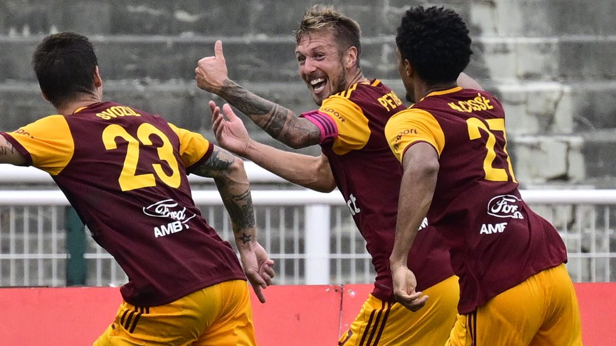 FOTBAL ONLINE: Plzeň se nestačí divit, Dukla zvyšuje z penalty. Večer jde do akce Slavia