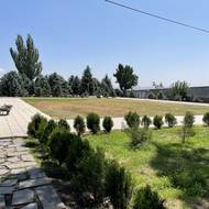 Okolí památníku na kopci Tsitsernakaber.